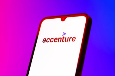 Prag, Çek Cumhuriyeti - 10 21 2024: Yüzeyde Accenture logosu gösteren akıllı telefon.