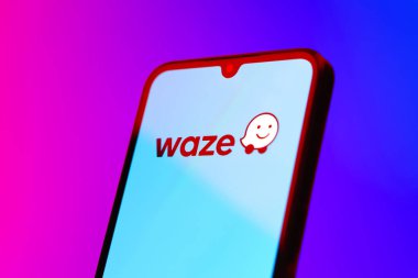 Prag, Çek Cumhuriyeti - 10 21 2024: Waze logosunu gösteren akıllı telefon.