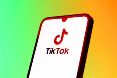 Prag, Çek Cumhuriyeti - 10 21 2024: Tiktok logosunu gösteren akıllı telefon.