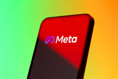 Prag, Çek Cumhuriyeti - 10 21 2024: Meta logosunu gösteren akıllı telefon.