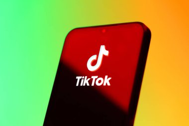 Prag, Çek Cumhuriyeti - 10 21 2024: Tiktok logosunu gösteren akıllı telefon.