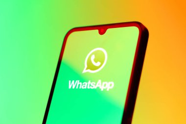Prag, Çek Cumhuriyeti - 10 21 2024: Yüzeyde WhatsApp logosunu gösteren akıllı telefon.