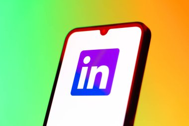 Prag, Çek Cumhuriyeti - 10 21 2024: Yüzeyde LinkedIn logosunu gösteren akıllı telefon.
