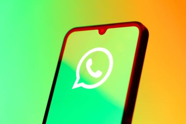 Prag, Çek Cumhuriyeti - 10 21 2024: Yüzeyde WhatsApp logosunu gösteren akıllı telefon.