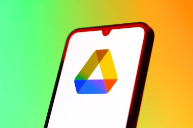 Prag, Çek Cumhuriyeti - 10 21 2024: Google Drive logosunu gösteren akıllı telefon.