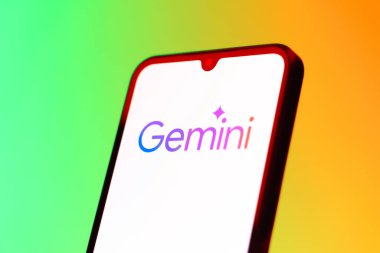 Prag, Çek Cumhuriyeti - 10 21 2024: Gemini logosunu gösteren akıllı telefon.