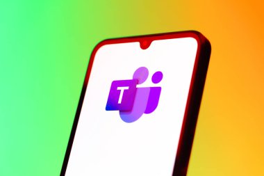 Prag, Çek Cumhuriyeti - 10 21 2024: Takım logolarını gösteren akıllı telefon.