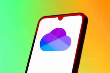 Prag, Çek Cumhuriyeti - 10 21 2024: Yüzeyde OneDrive logosu gösteren akıllı telefon.