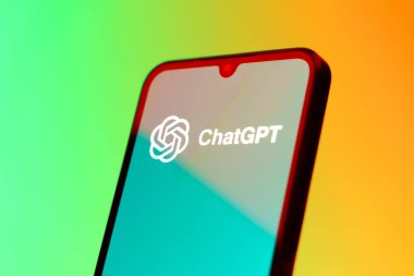 Prag, Çek Cumhuriyeti - 10 21 2024: ChatGPT logosunu gösteren akıllı telefon.