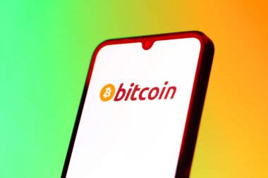 Prag, Çek Cumhuriyeti - 10 21 2024: Bitcoin logosunu gösteren akıllı telefon.