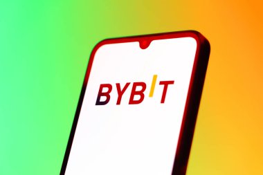 Prag, Çek Cumhuriyeti - 10 21 2024: Bybit logosunu gösteren akıllı telefon.