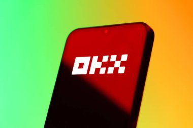 Prag, Çek Cumhuriyeti - 10 21 2024: Yüzeyde OKX logosu gösteren akıllı telefon.