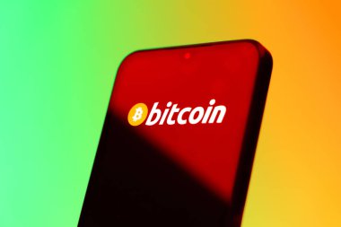 Prag, Çek Cumhuriyeti - 10 21 2024: Bitcoin logosunu gösteren akıllı telefon.