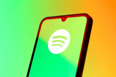 Prag, Çek Cumhuriyeti - 10 21 2024: Spotify logosunu gösteren akıllı telefon.