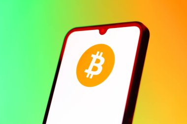 Prag, Çek Cumhuriyeti - 10 21 2024: Bitcoin logosunu gösteren akıllı telefon.