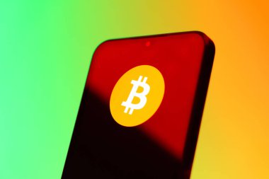 Prag, Çek Cumhuriyeti - 10 21 2024: Bitcoin logosunu gösteren akıllı telefon.