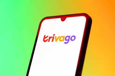 Prag, Çek Cumhuriyeti - 10 21 2024: Trivago logosunu gösteren akıllı telefon.