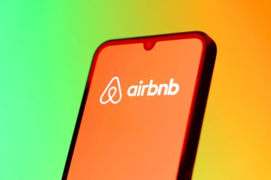 Prag, Çek Cumhuriyeti - 10 21 2024: Airbnb logosunu gösteren akıllı telefon.