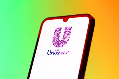 Prag, Çek Cumhuriyeti - 10 21 2024: Yüzeyde Unilever logosu gösteren akıllı telefon.