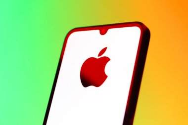 Prag, Çek Cumhuriyeti - 10 21 2024: Apple logosunu gösteren akıllı telefon.