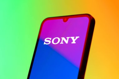 Prag, Çek Cumhuriyeti - 10 21 2024: Sony logosunu gösteren akıllı telefon.