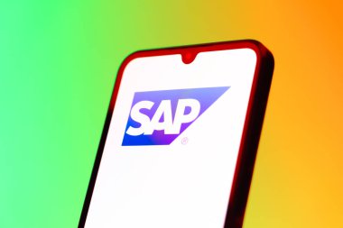 Prag, Çek Cumhuriyeti - 10 21 2024: SAP logosunu gösteren akıllı telefon.