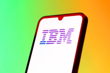 Prag, Çek Cumhuriyeti - 10 21 2024: IBM logosunu gösteren akıllı telefon.