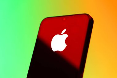 Prag, Çek Cumhuriyeti - 10 21 2024: Apple logosunu gösteren akıllı telefon.