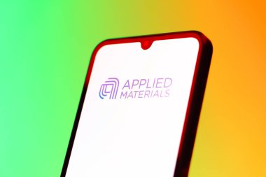 Prag, Çek Cumhuriyeti - 10 21 2024: Uygulamalı Malzeme logosunu gösteren akıllı telefon.