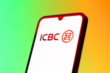 Prag, Çek Cumhuriyeti - 10 21 2024: ICBC logosunu gösteren akıllı telefon.
