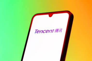 Prag, Çek Cumhuriyeti - 10 21 2024: Yüzeyde Tencent logosunu gösteren akıllı telefon.