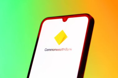 Prag, Çek Cumhuriyeti - 10 21 2024: Commonwealth Bank logosunu gösteren akıllı telefon.