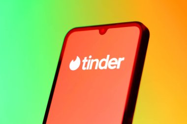 Prag, Çek Cumhuriyeti - 10 21 2024: Tinder logosunu gösteren akıllı telefon.