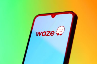 Prag, Çek Cumhuriyeti - 10 21 2024: Waze logosunu gösteren akıllı telefon.
