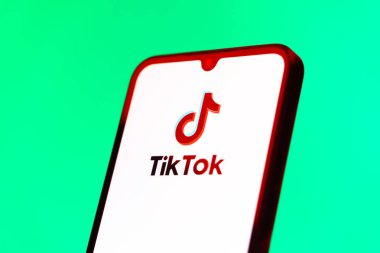 Prag, Çek Cumhuriyeti - 10 21 2024: Tiktok logosunu gösteren akıllı telefon.