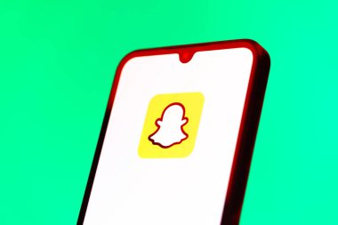 Prag, Çek Cumhuriyeti - 10 21 2024: Snapchat logosunu gösteren akıllı telefon.