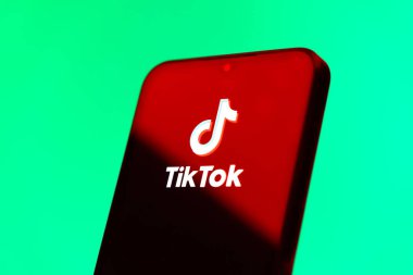 Prag, Çek Cumhuriyeti - 10 21 2024: Tiktok logosunu gösteren akıllı telefon.