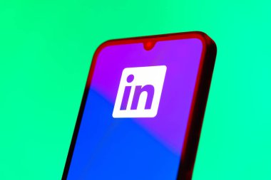 Prag, Çek Cumhuriyeti - 10 21 2024: Yüzeyde LinkedIn logosunu gösteren akıllı telefon.