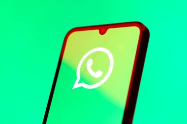 Prag, Çek Cumhuriyeti - 10 21 2024: Yüzeyde WhatsApp logosunu gösteren akıllı telefon.