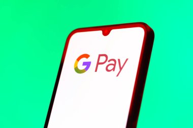 Prag, Çek Cumhuriyeti - 10 21 2024: Google Pay logosunu gösteren akıllı telefon.