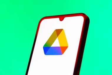 Prag, Çek Cumhuriyeti - 10 21 2024: Google Drive logosunu gösteren akıllı telefon.