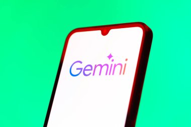 Prag, Çek Cumhuriyeti - 10 21 2024: Gemini logosunu gösteren akıllı telefon.