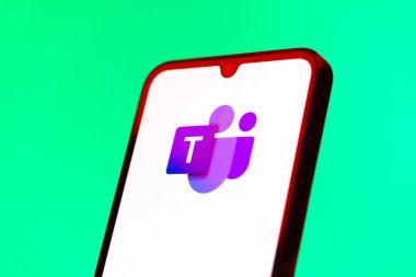 Prag, Çek Cumhuriyeti - 10 21 2024: Takım logolarını gösteren akıllı telefon.