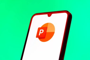 Prag, Çek Cumhuriyeti - 10 21 2024: Powerpoint logosunu gösteren akıllı telefon.