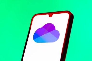 Prag, Çek Cumhuriyeti - 10 21 2024: Yüzeyde OneDrive logosu gösteren akıllı telefon.