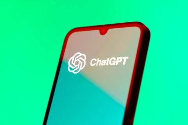 Prag, Çek Cumhuriyeti - 10 21 2024: ChatGPT logosunu gösteren akıllı telefon.