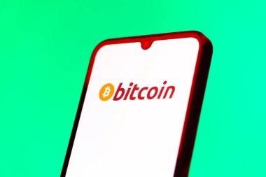 Prag, Çek Cumhuriyeti - 10 21 2024: Bitcoin logosunu gösteren akıllı telefon.