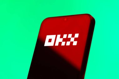 Prag, Çek Cumhuriyeti - 10 21 2024: Yüzeyde OKX logosu gösteren akıllı telefon.