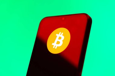 Prag, Çek Cumhuriyeti - 10 21 2024: Bitcoin logosunu gösteren akıllı telefon.