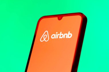 Prag, Çek Cumhuriyeti - 10 21 2024: Airbnb logosunu gösteren akıllı telefon.